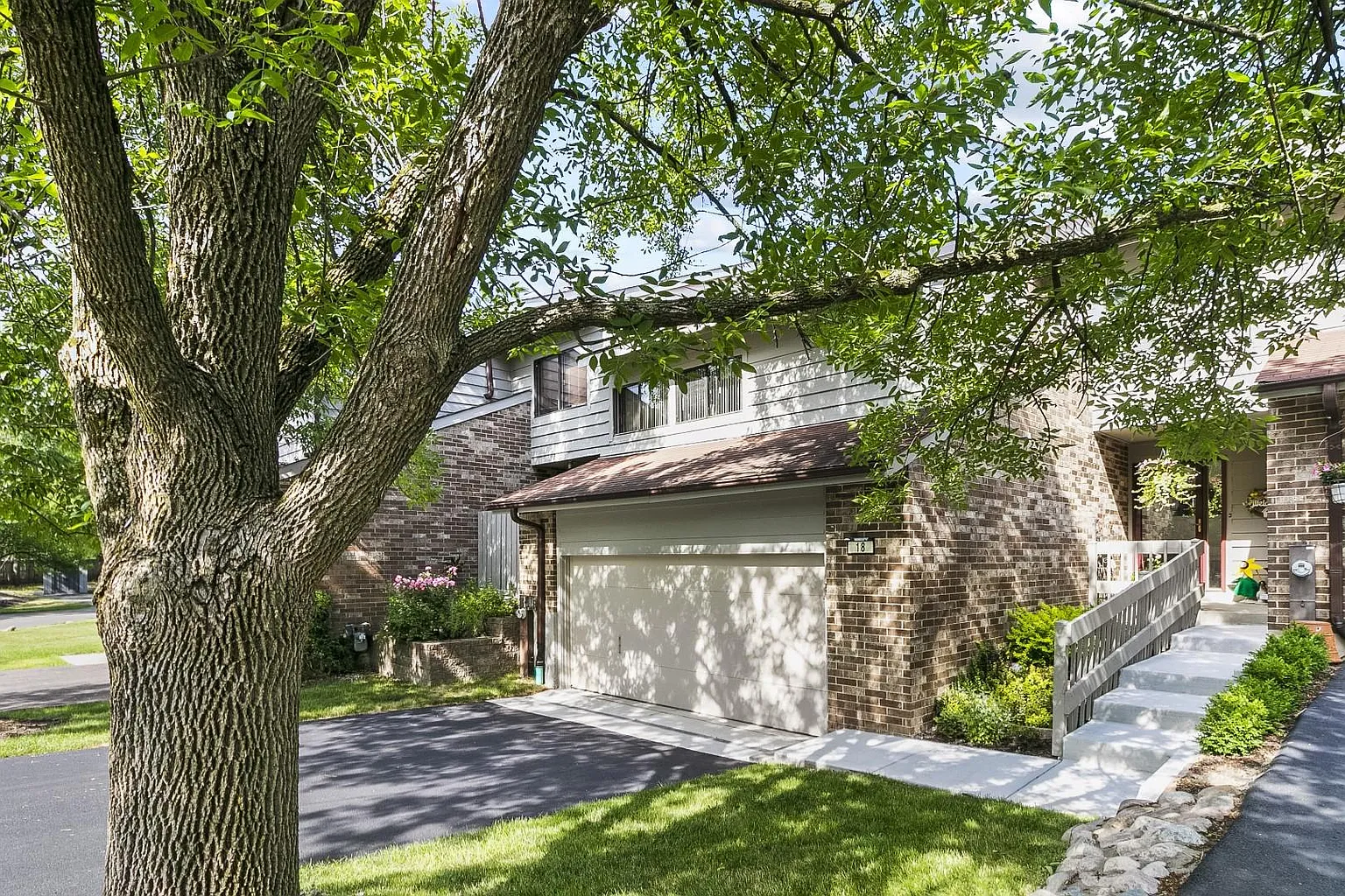 18 Commons Dr photo 1