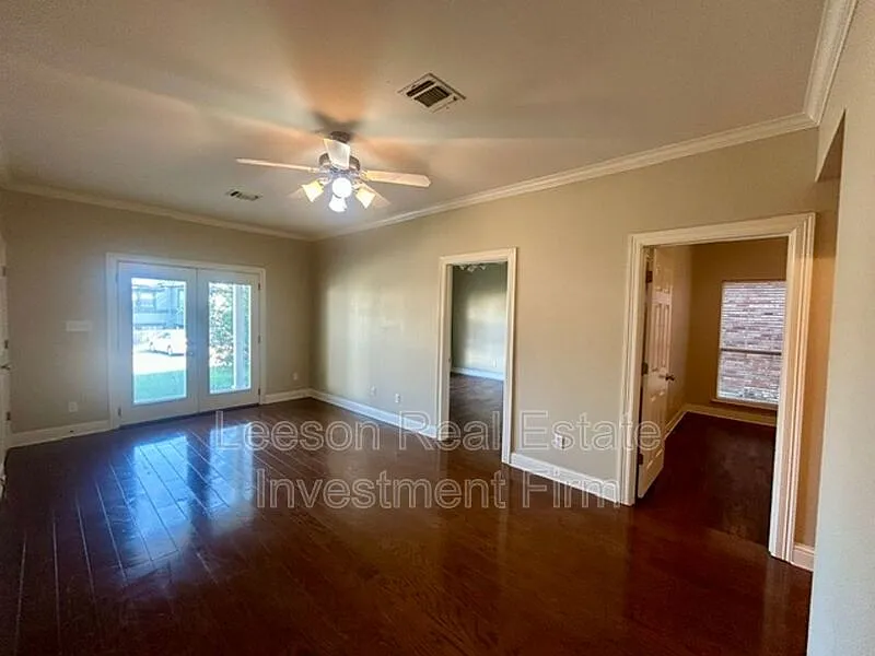 3 bed, 2.0 bath, 2165 sqft, $1,900 — Photo 3