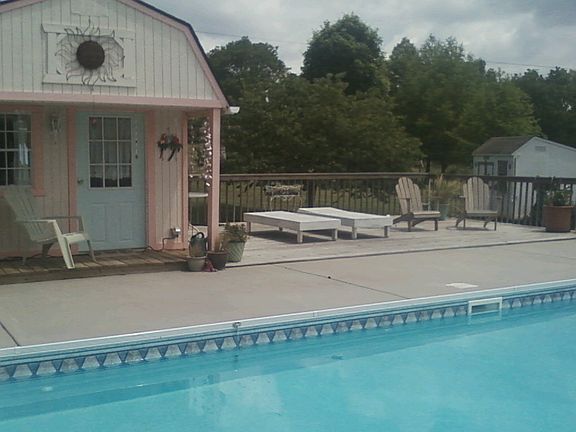 Swimming pool w/bathhouse