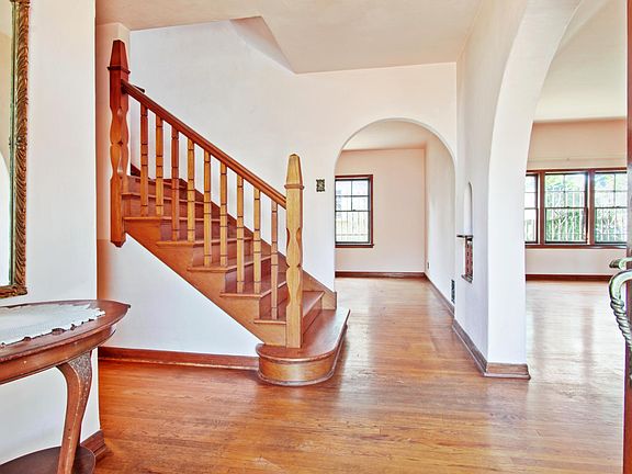 4th image of 346 Carroll Park W
