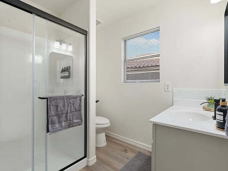 487 E Cantebria Dr — Photo 11