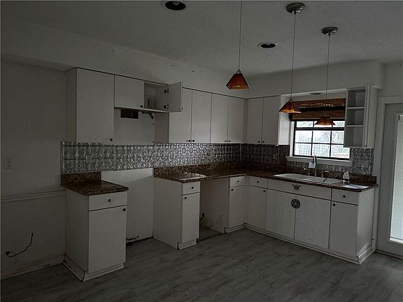 4th image of 422 Portsmouth Dr