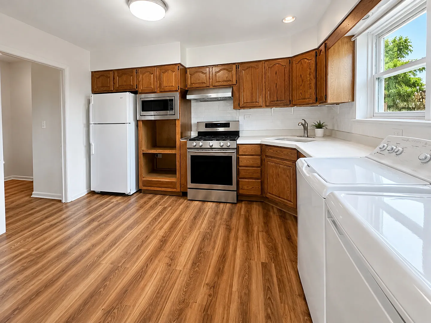 2 bed, 1.5 bath, 1100 sqft, $2,000 — Photo 3
