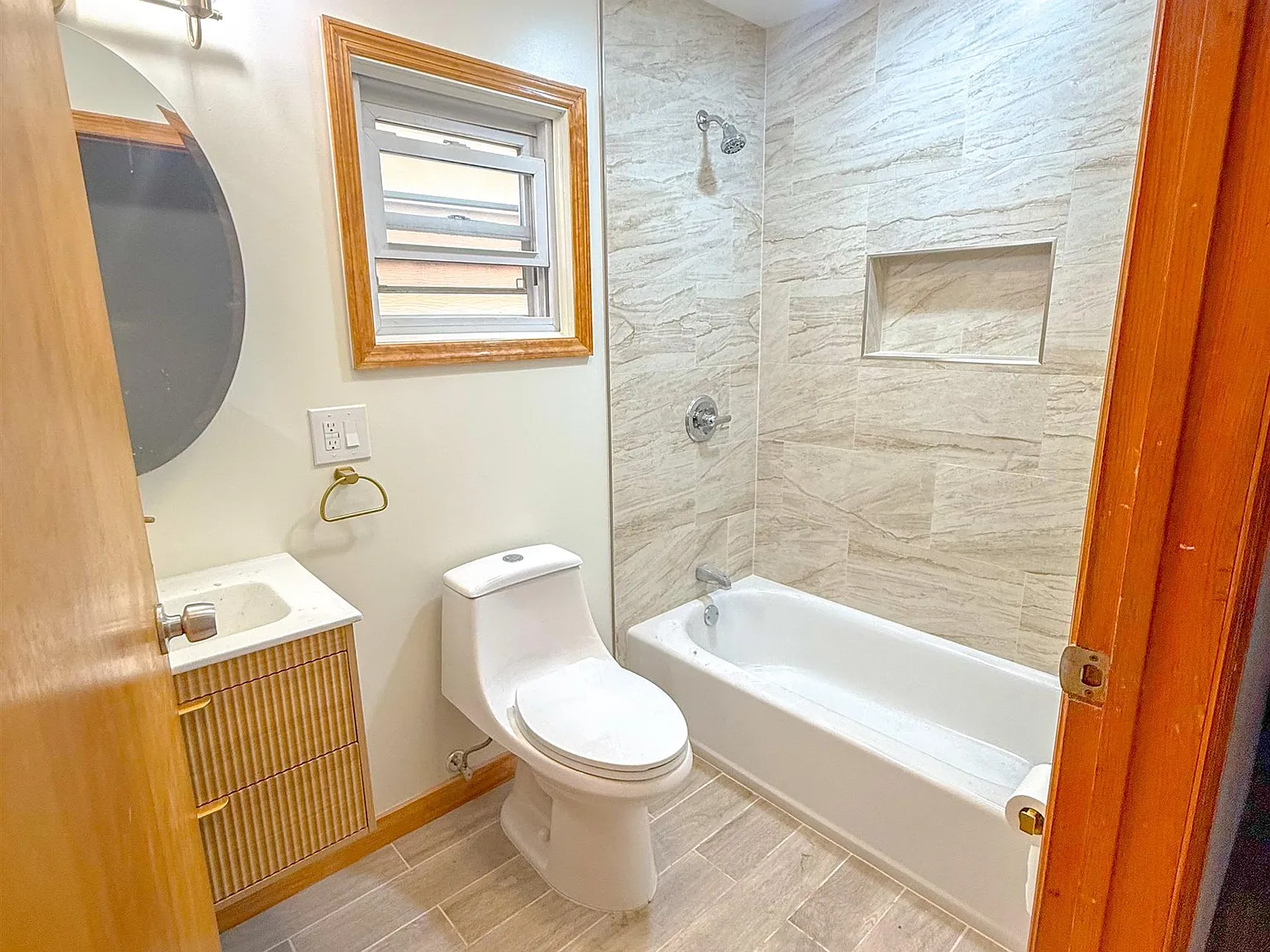 3 bed, 1.0 bath, 1300 sqft, $3,400 — Photo 2
