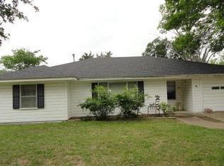 910 W Trinity St, Groesbeck, TX 76642