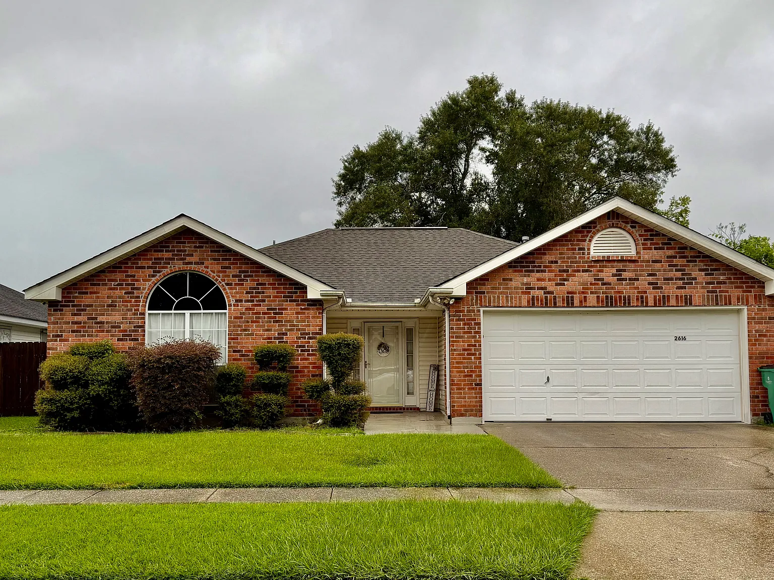 3 bed, 1600 sqft, $1,818 — Photo 1