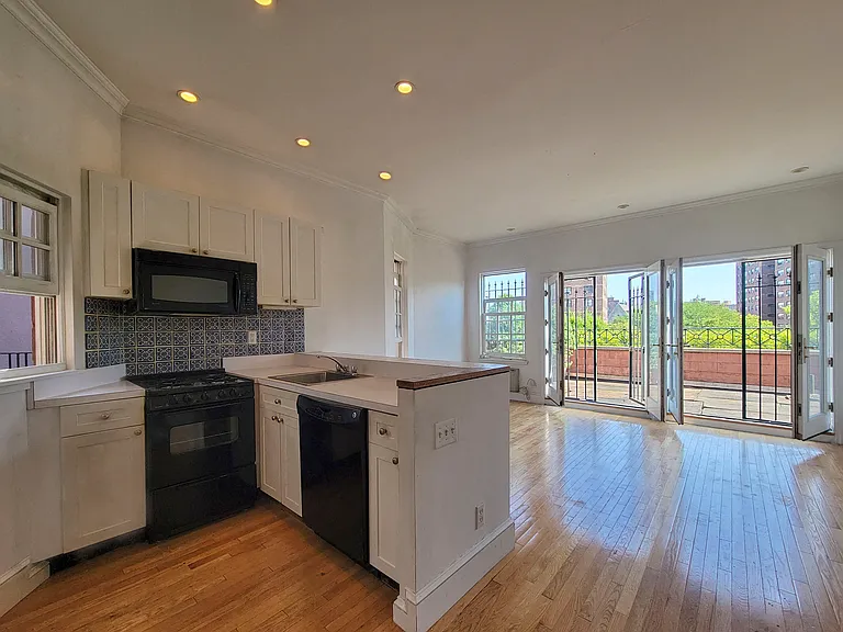 225 E 96th St #6RPH — Photo 1