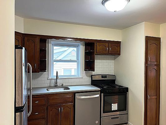 3rd image of 4180 Little Neck Pkwy #2