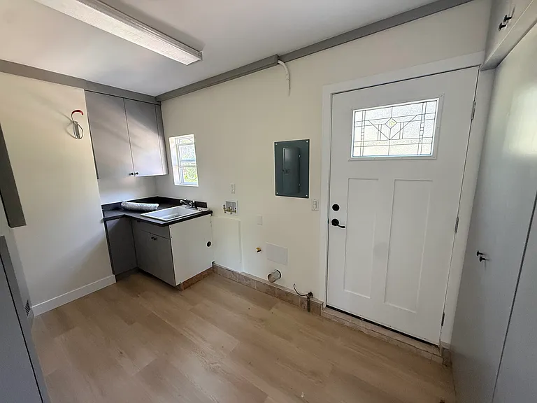 239 1/2 N Mayflower Ave — Photo 14
