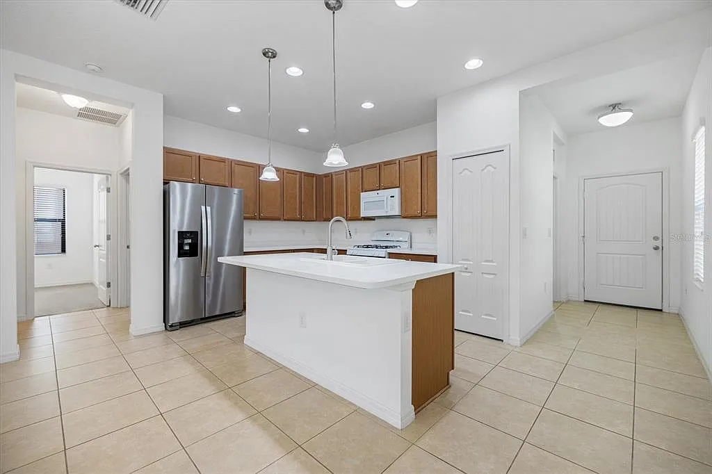 3 bed, 2.0 bath, 1412 sqft, $2,400 — Photo 4