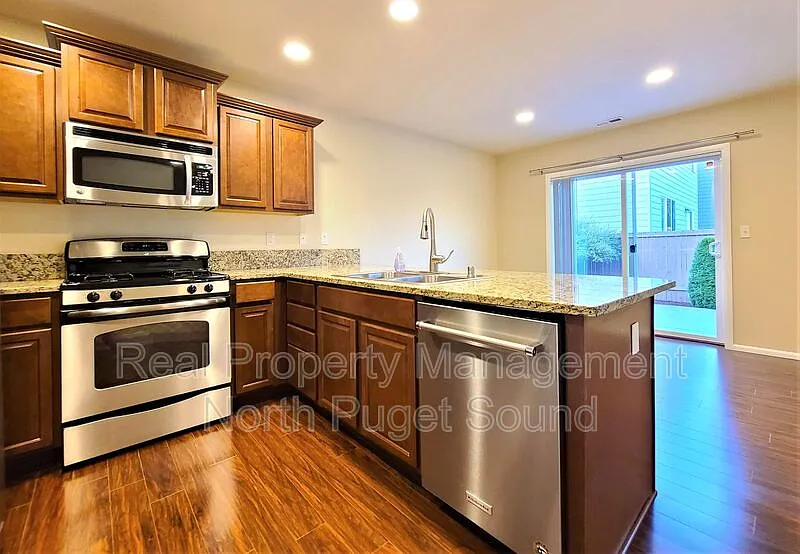 4 bed, 2.5 bath, 1863 sqft, $3,295 — Photo 4