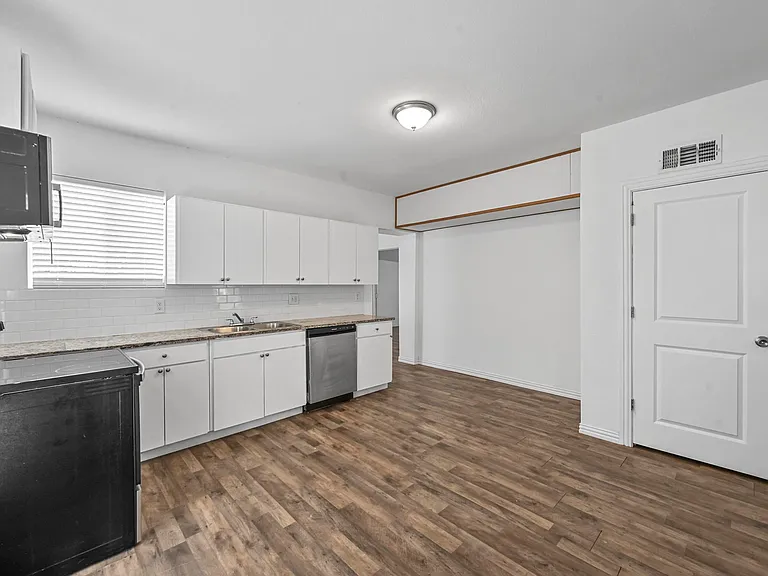 708 W Day St — Photo 2