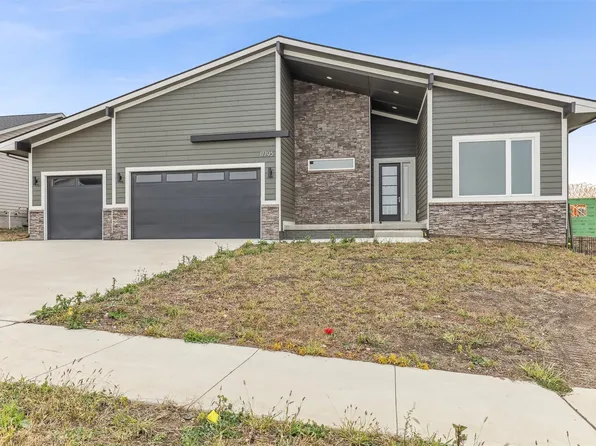 17795 Valleyview Dr, Clive, IA 50325
