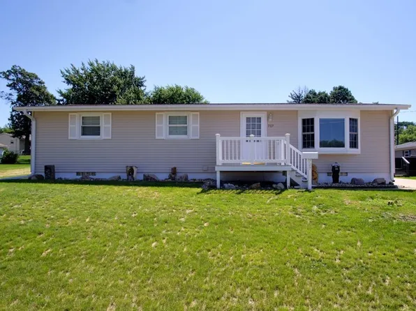 717 Sycamore St, Janesville, IA 50647