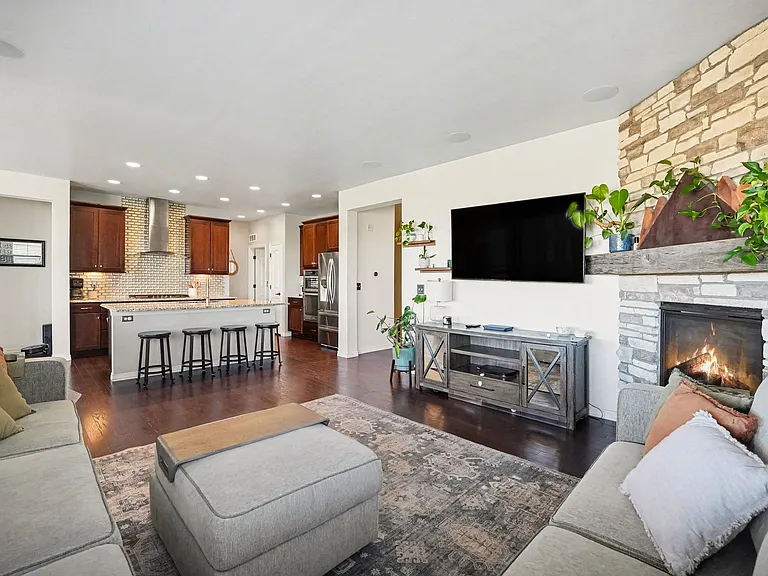 470 Grenville Cir — Photo 7