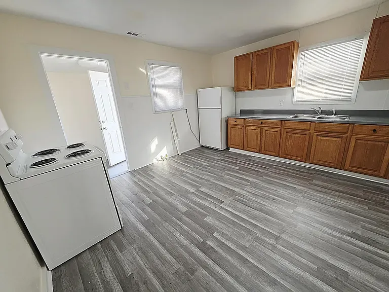 2100 N Park Ave — Photo 7