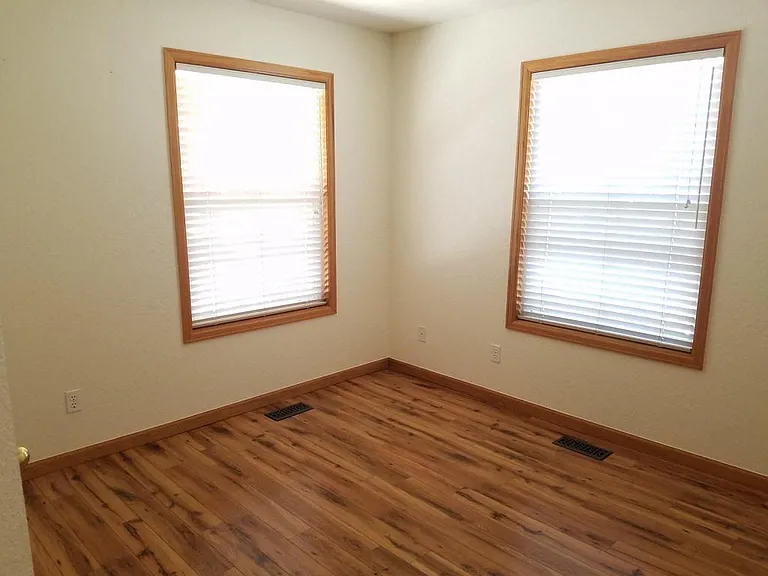 214 E Iowa Ave — Photo 11