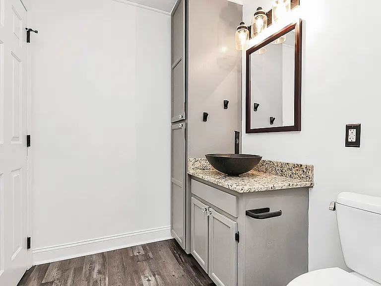1109 E Morehead St — Photo 10