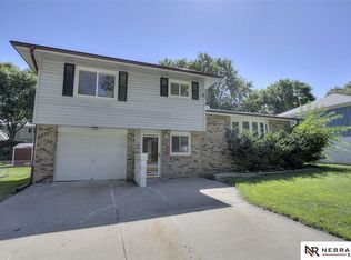 6713 S 82nd St, Ralston, NE 68127
