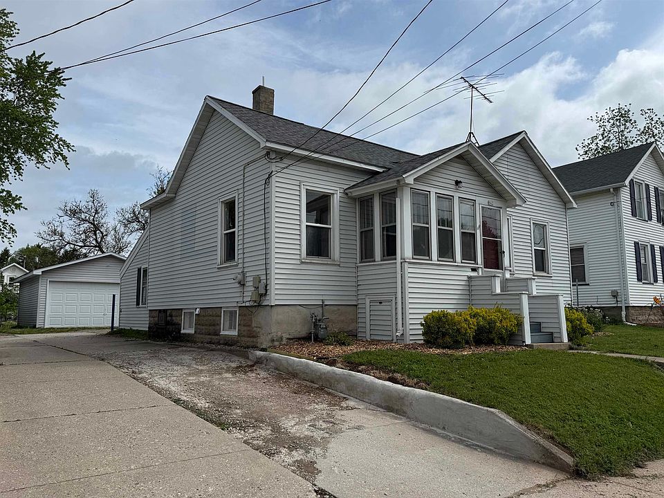 1st image of 842 W 10th Ave