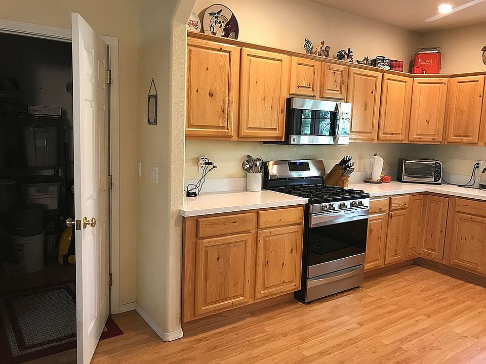 Quartz countertop, pantry