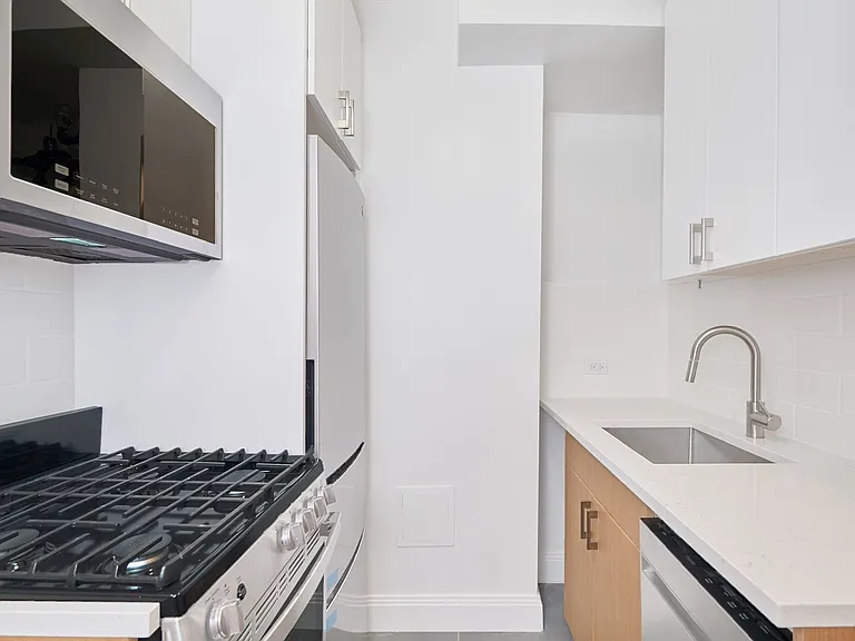 600 W 111th St #4G1 — Photo 8