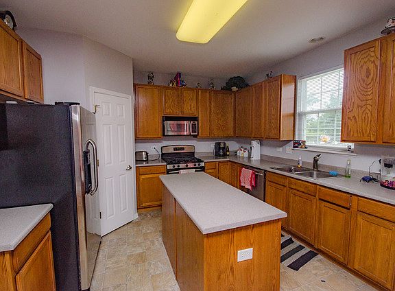 5th image of 2361 White Rose Dr