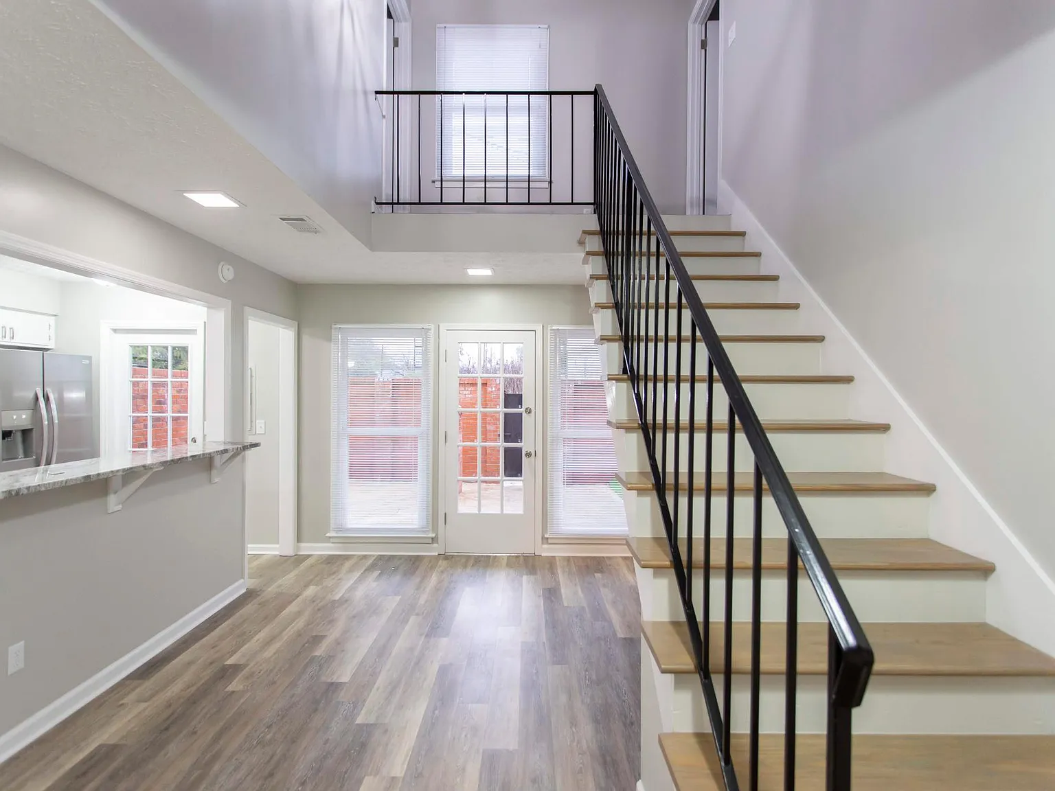 128 Oak Creek Cir — Photo 2