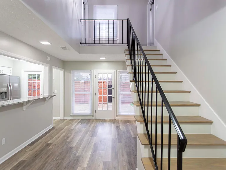 128 Oak Creek Cir — Photo 2