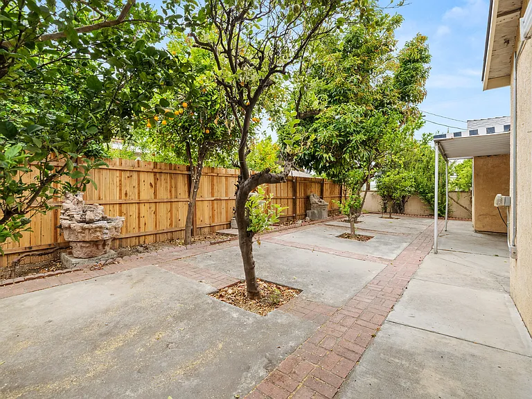 18418 Sylvan St — Photo 18