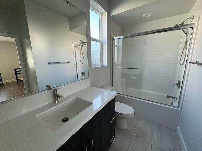1298 W 37th St #2 — Photo 5