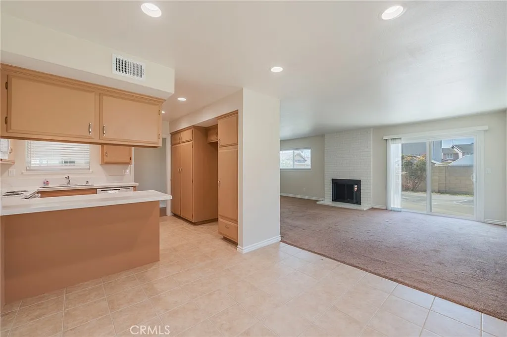 3 bed, 1245 sqft, $4,200 — Photo 3