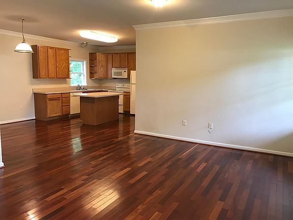 3rd image of 90 Chelsea Manor Ln