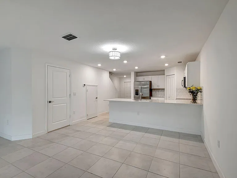 6851 Broadwater Ln — Photo 2