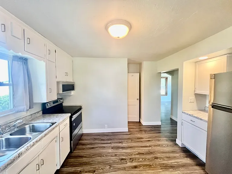 1032 N Rapids Rd — Photo 4