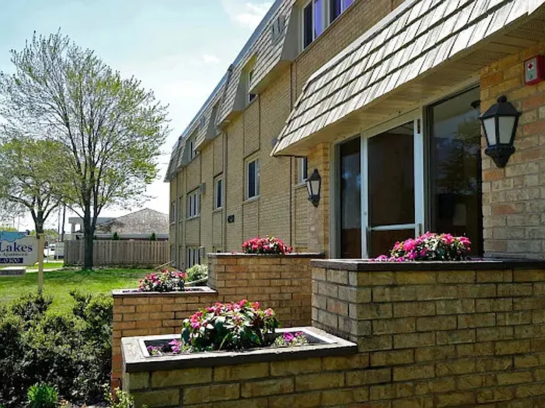 Twin Lakes Apartments — Photo 20