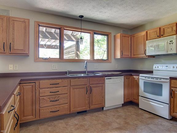 3rd image of 951 Glendale Dr