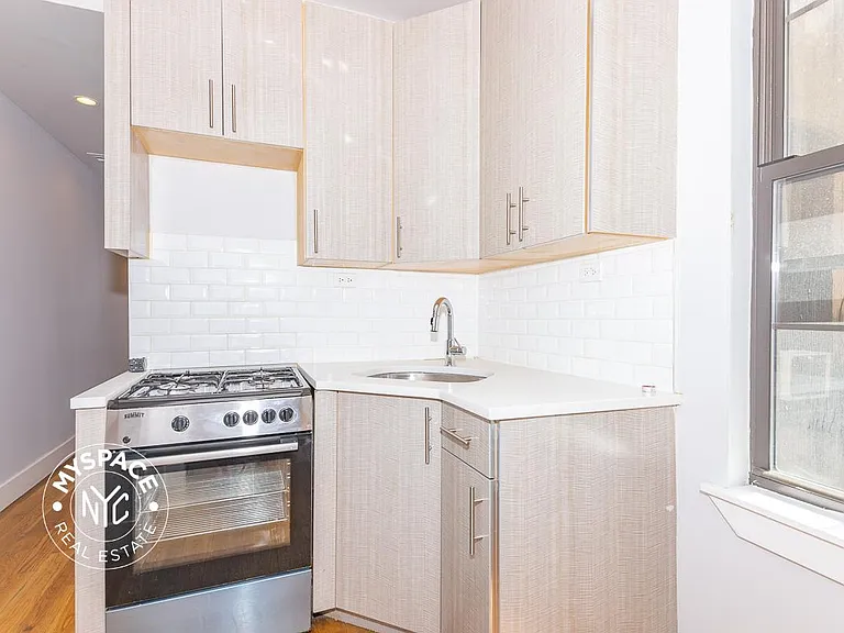 1714 Linden St #2R — Photo 3