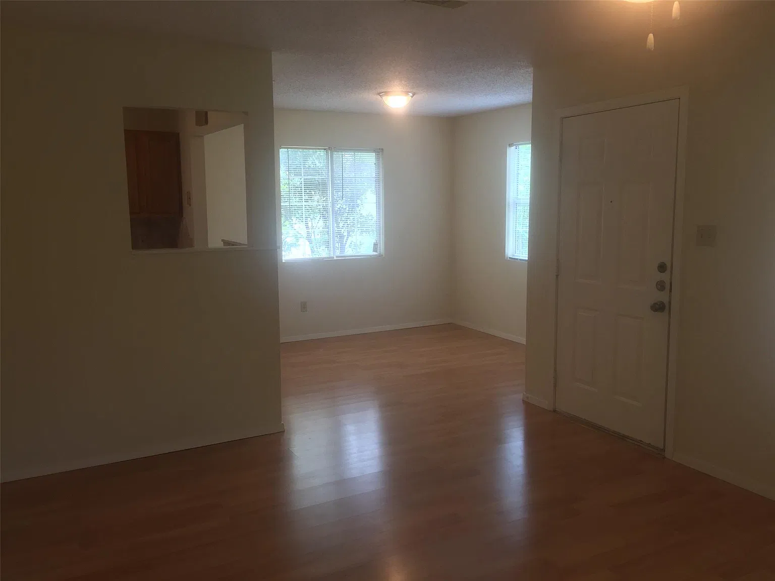 3 bed, 2.0 bath, 1048 sqft, $2,500 — Photo 3