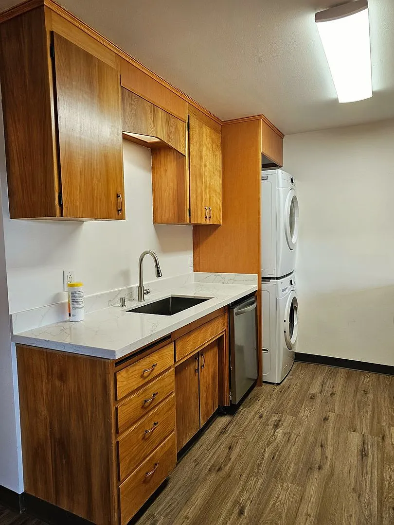 Z&Z: Patricia Building Auburn 98001 — Photo 4