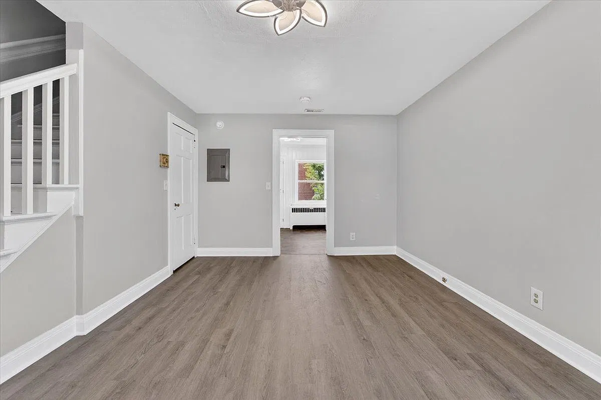 Recently renovated 2 bedroom townhouse for rent — Photo 3