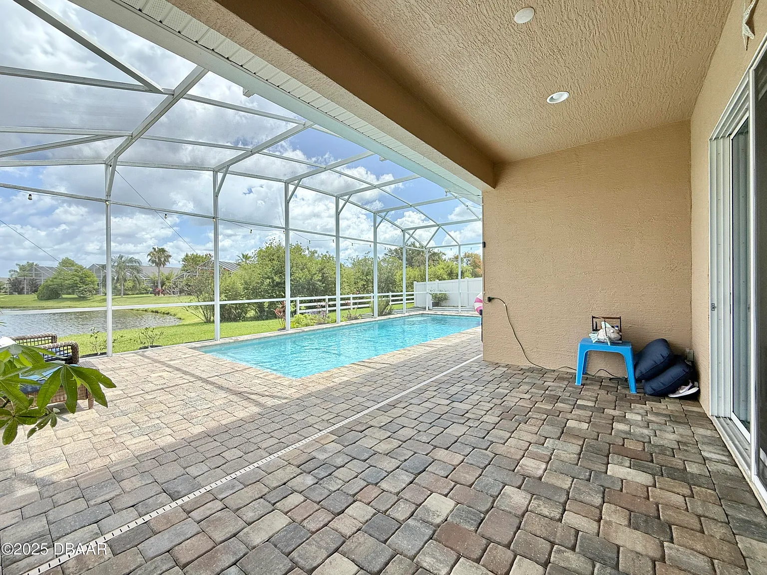 3 bed, 2.0 bath, 2003 sqft, $3,000 — Photo 2
