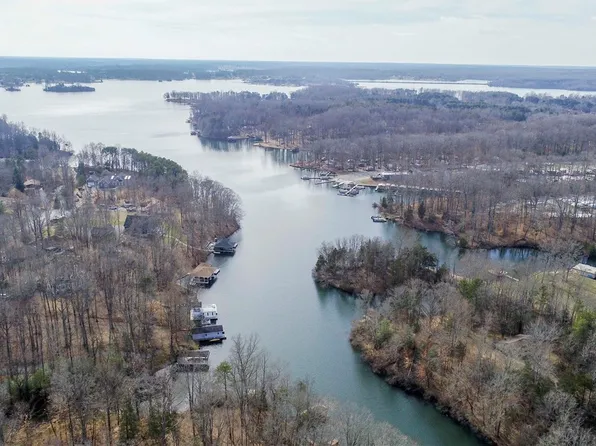 3708 Hester Dr, Bumpass, VA 23024