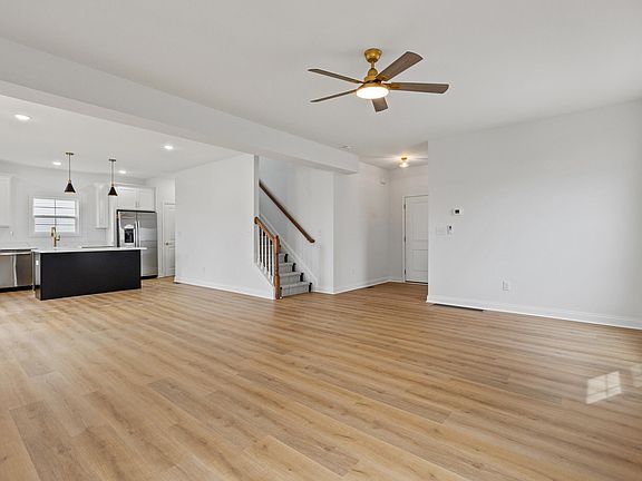 3rd image of 945 Thomas Park
