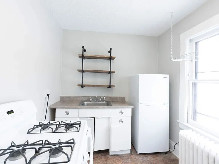 405 Alexander St — Photo 4