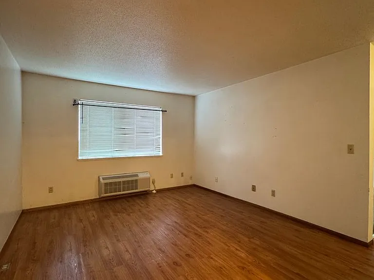 1500 Glen Dr — Photo 10