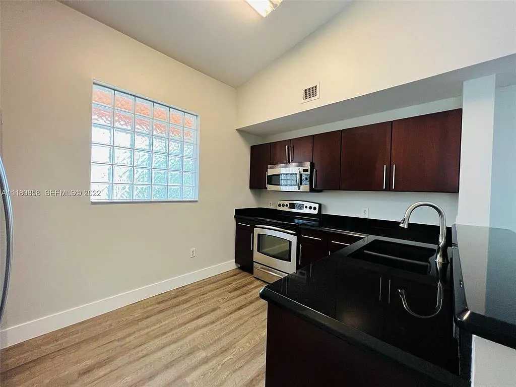 2 bed, 2.0 bath, 1154 sqft, $2,400 — Photo 2