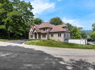 2 Echowood Dr, Algonquin, IL 60102