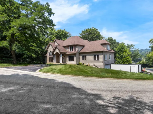 2 Echowood Dr, Algonquin, IL 60102
