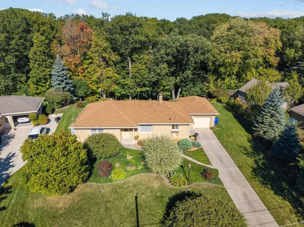 32 Garden Ct, Appleton, WI 54915